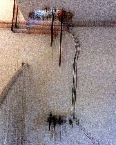 Mur avec anciennes arrivées de gaz et d'eau, sans chaudière