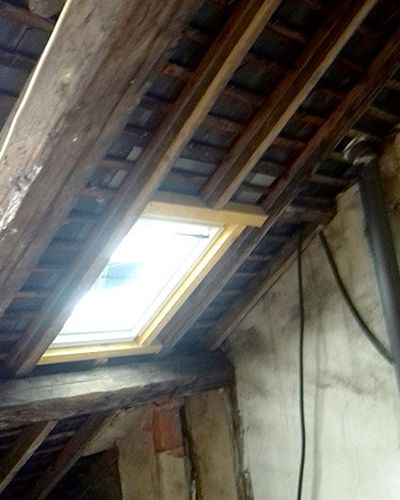 Combles avant isolation, charpente apparente