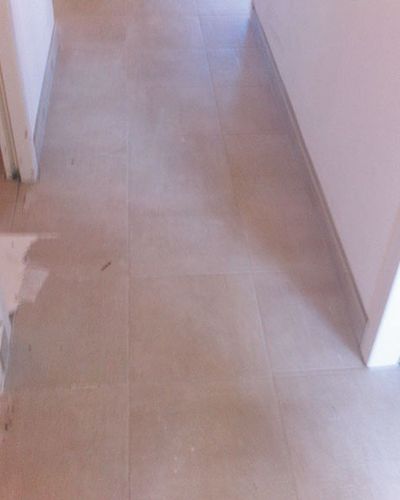 Le même couloir recarrelé en grands carreaux clairs