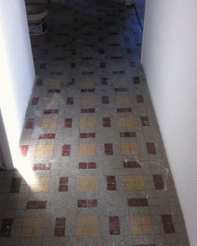 Couloir au vieux carrelage à motifs