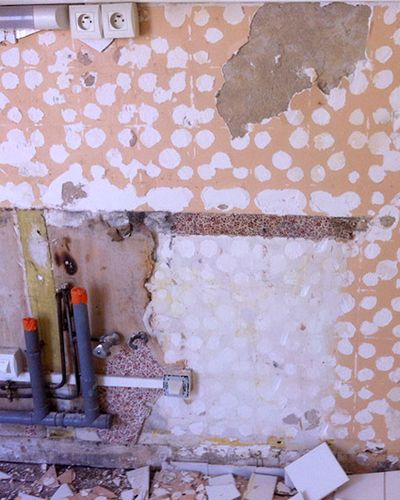 Mur de cuisine démoli, tuyaux apparents