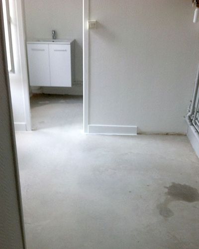 Pièce vide au sol brut
