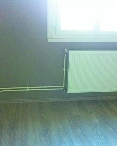 Pièce repeinte, radiateur sous la fenêtre