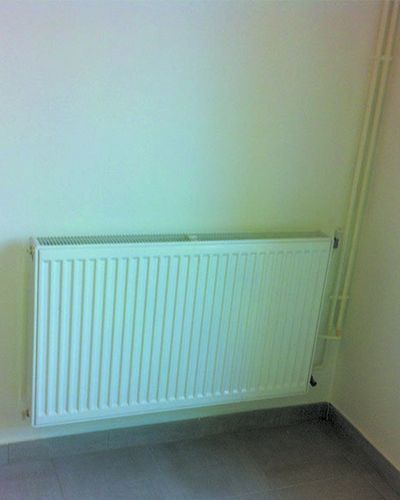 Pièce avec un radiateur contre le mur