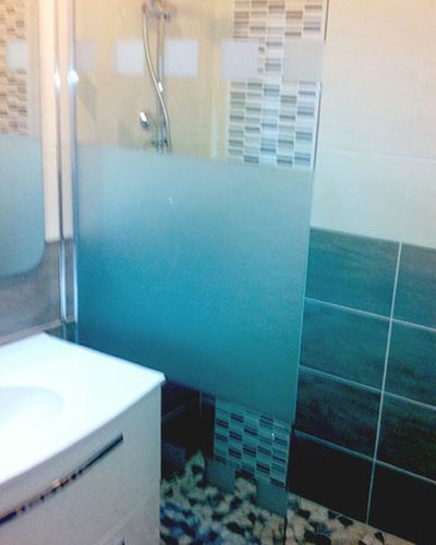 Douche vitrée, faïence foncée et mosaïque, meuble vasque blanc