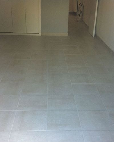 La même pièce carrelée en grands carreaux clairs