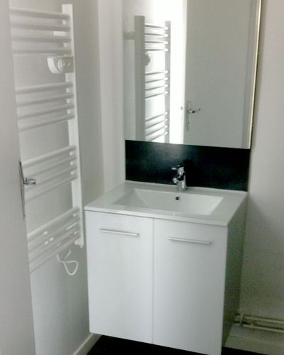 Meuble vasque blanc, miroir et sèche-serviettes