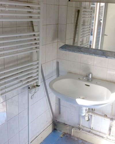 Ancien lavabo sur colonne et sèche-serviettes